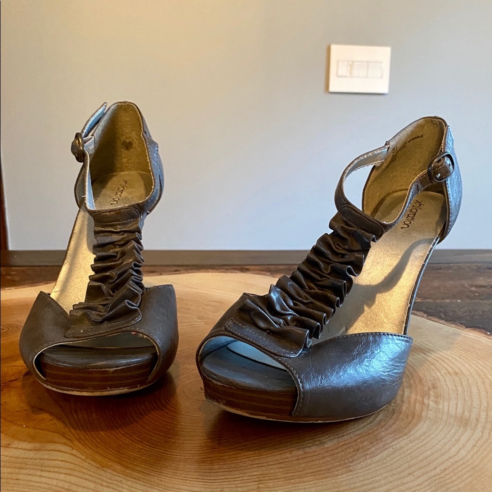 Xhilaration Heels (EUC) Size 8 1/2 - Picture 2 of 8
